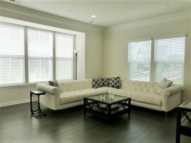Foto del edificio - 325 Cross Creek Dr