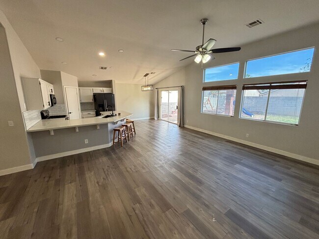 Foto del edificio - Gorgeous 3Bed/2Bath, 1-Story Home located ...