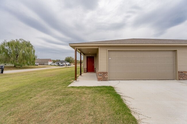 Photo - 3-bedroom 2 bath Duplex in Lincoln!! Newly... House