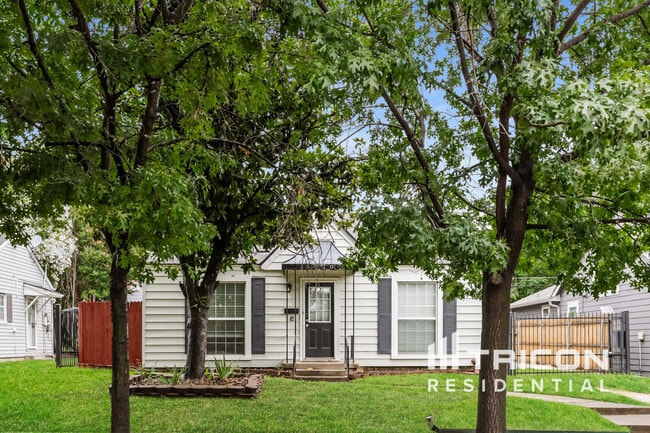 Building Photo - 3920 Calmont Ave