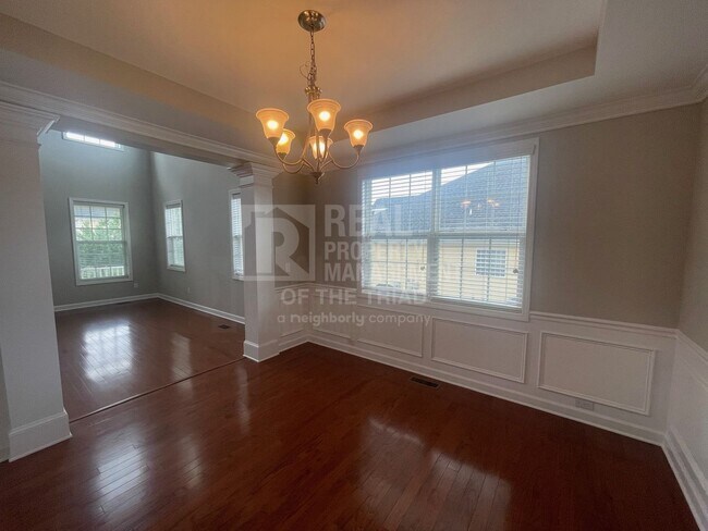 Building Photo - Amazing 5 Bedroom, 3 Bath Two Story Single...