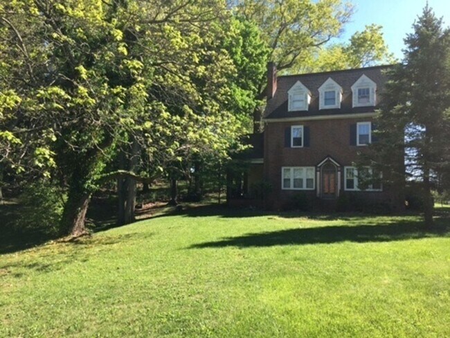 Foto del edificio - Radford, 5 BR / 3 BA, Available 7/1!