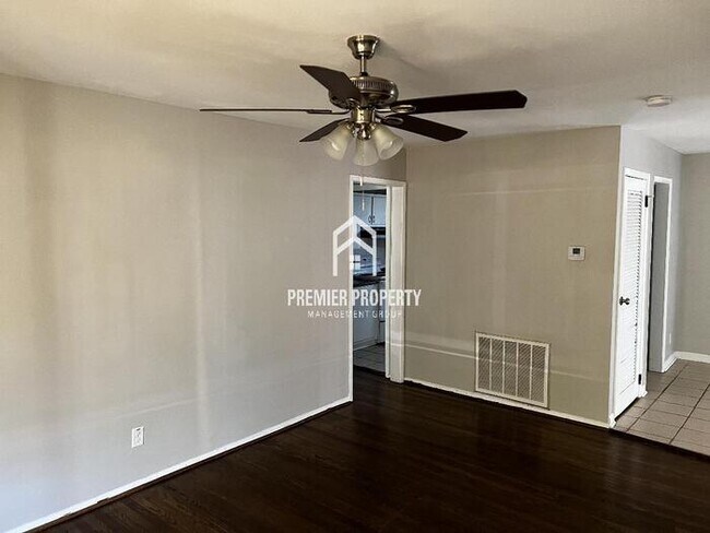 Building Photo - $500 OFF FIRST MONTHS RENT!