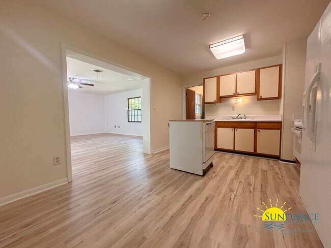 Foto del edificio - Unique 4 Bedroom Home Near Ferry Park