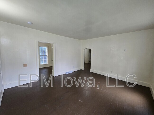 Foto del edificio - 820 Logan Ave