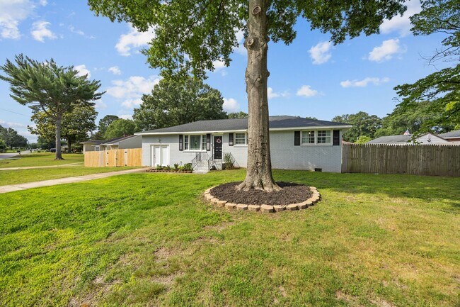 Foto del edificio - Spacious 4-Bedroom Home with Saltwater Pool & Large Fenced Yard