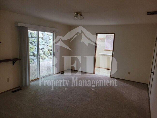 Foto del edificio - Ridgetop / Island Lake home located in a cul-de-sac