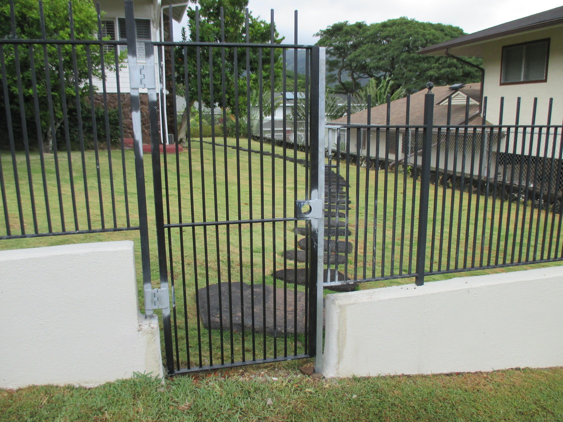 Entrada privados cerrados - 2721 Hillside Ave