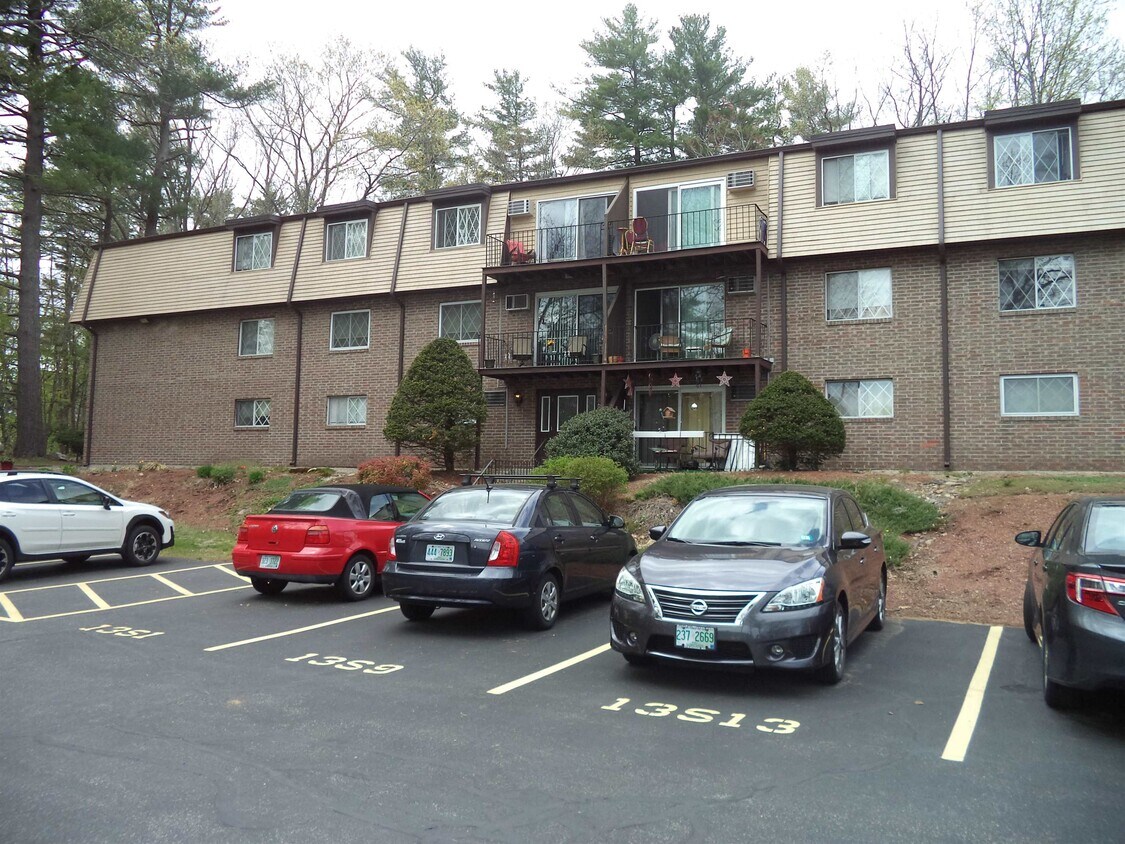 3 Pembroke Dr Unit 22, Derry, NH 03038 Condo for Rent in Derry, NH