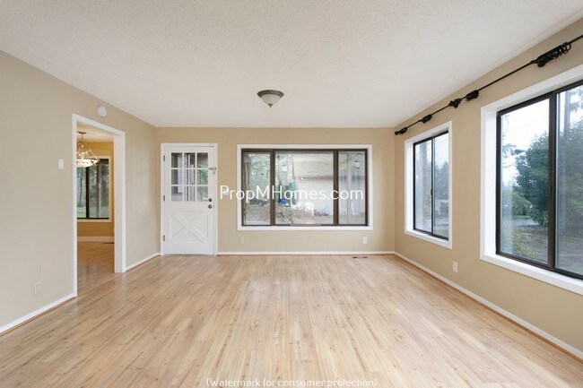 Building Photo - 11060 SW Tonquin Rd