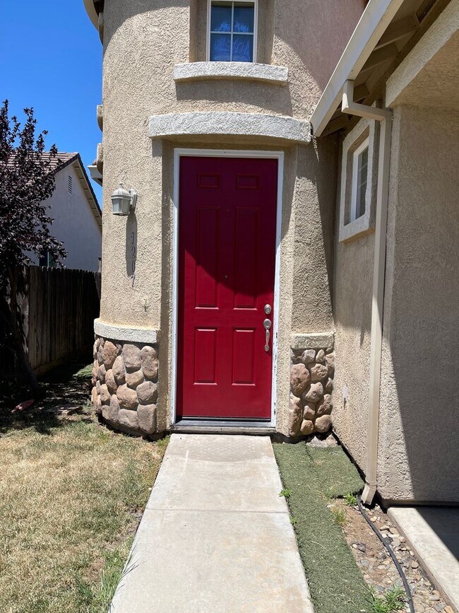 Building Photo - 1207 Strawberry Dr, Merced