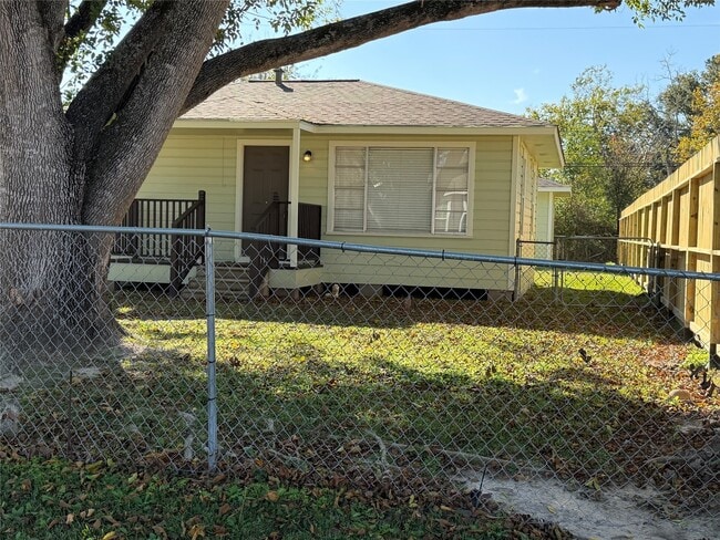 Building Photo - 5910 Woodview Dr