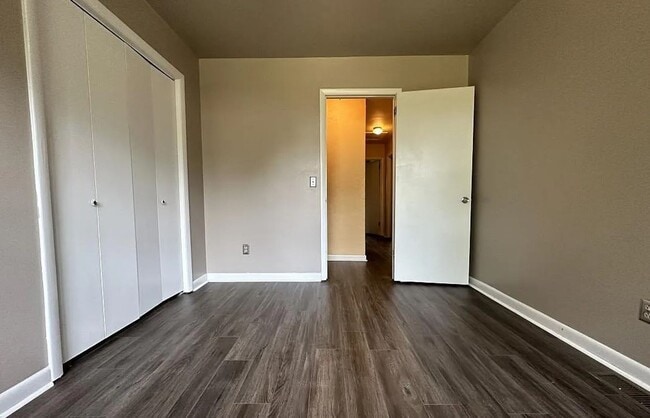 Building Photo - Spacious Brick split-level  home