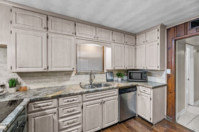 Building Photo - 3596 Cromart Ct S