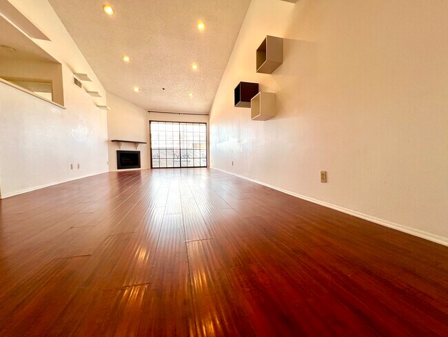 Building Photo - 6545 Reseda Blvd