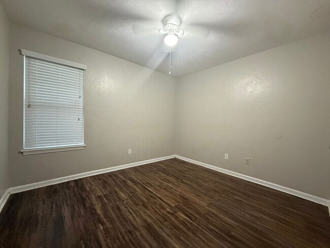 Building Photo - Brewster Estates unit avail NOW!!!