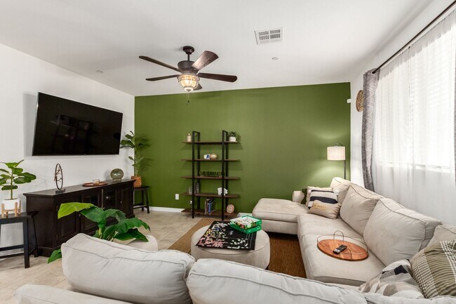 Foto del edificio - Beautiful corner lot townhome with custom ...