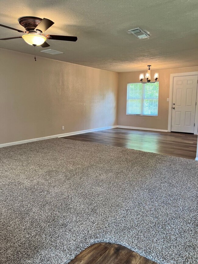Building Photo - Charming 3 - Bedroom Home with Modern Amen...