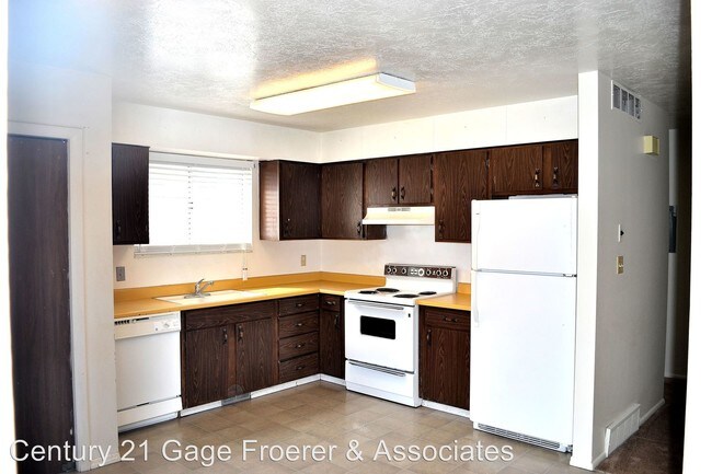 Building Photo - 221 N Pingree Ave