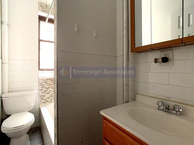 Foto del edificio - 530 Isham St