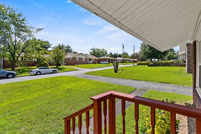 Building Photo - 4-Bed, 2-Bath Home with Fenced Yard in Win...