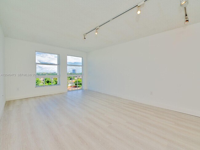 Foto del edificio - 2351 Douglas Rd