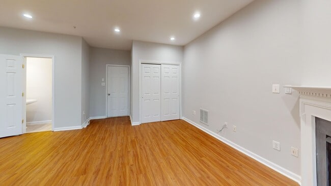 Building Photo - Updated Three Bedroom Home W/Full Sized Kitchen, Parking, Back Deck, & 2,640 Square Feet!