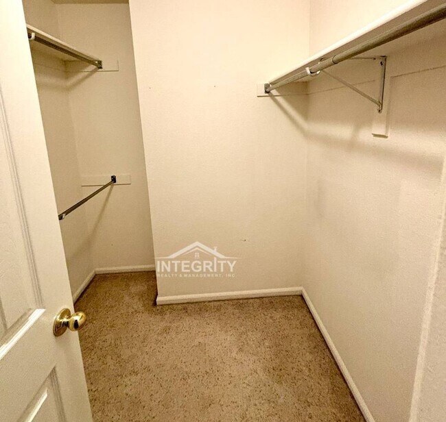 Building Photo - 3 Bed/3 Bath, 1,384 Sqft - 312 W Jamison P...