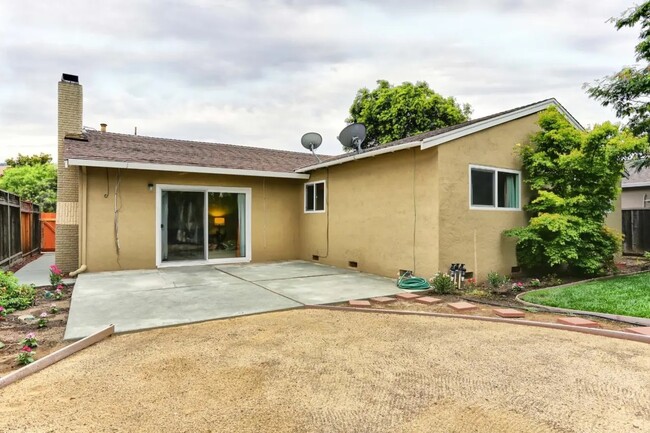 Building Photo - 499 Safari Dr
