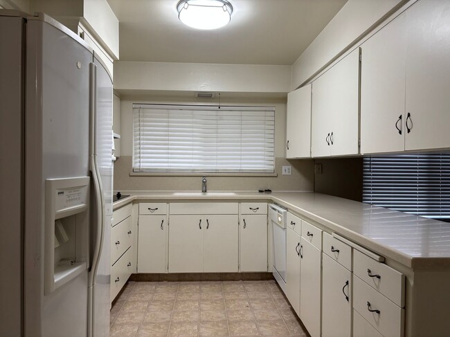 Foto del edificio - Almost 2000 SF home near Fresno State