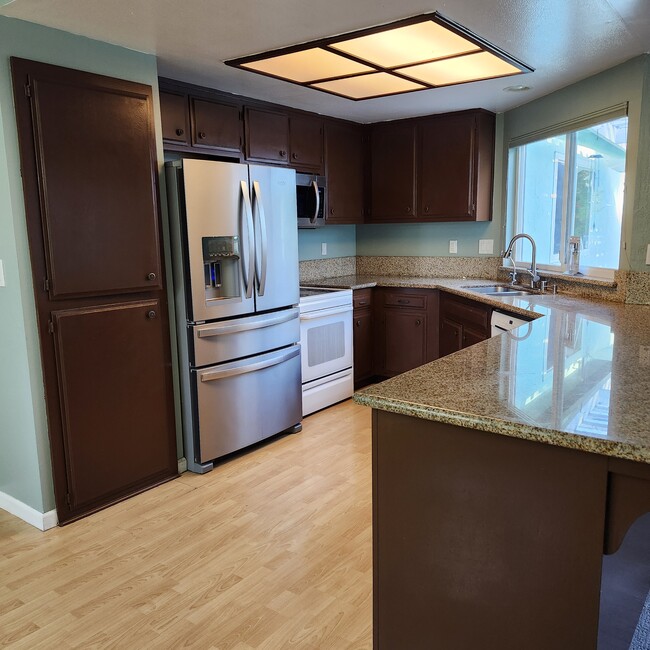 Building Photo - 2237 Daffodil Dr