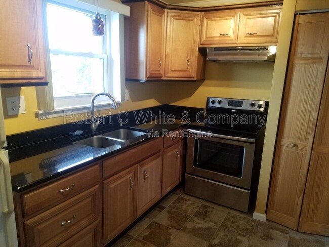 Building Photo - 10 Colonial Ct