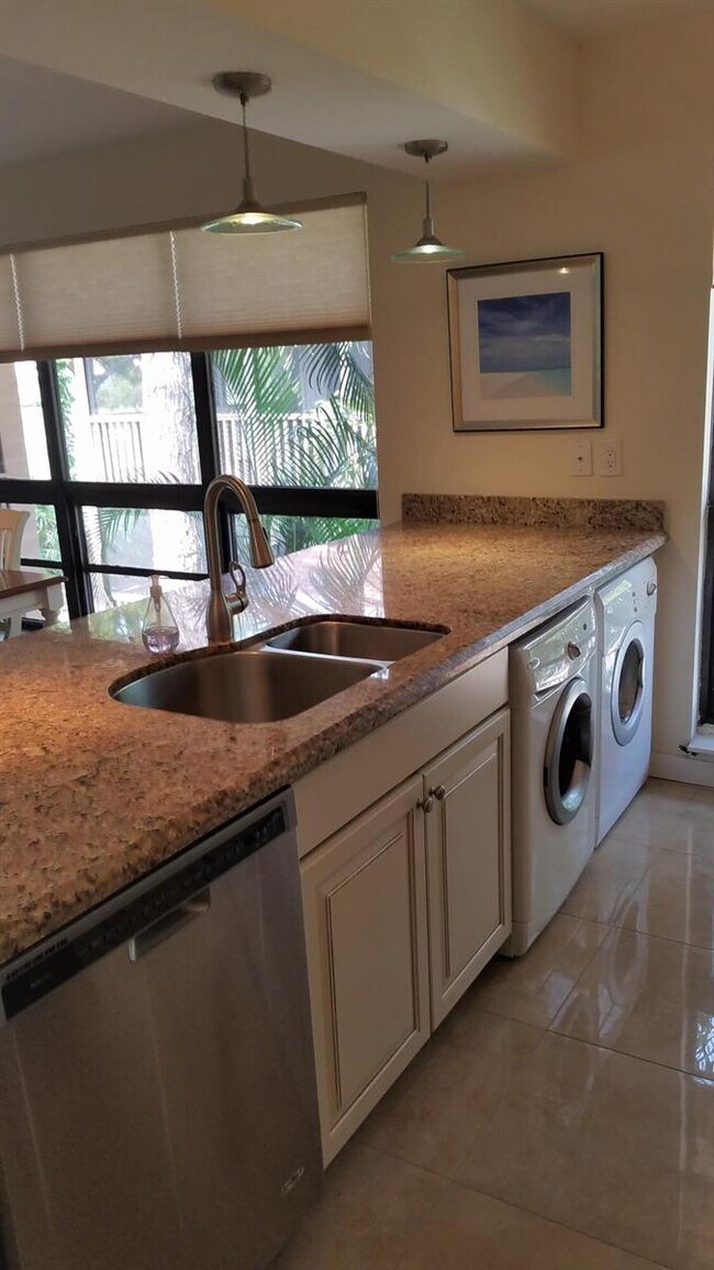 Foto del edificio - 326 Brackenwood Cir