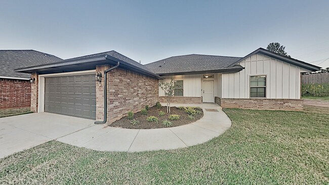 Foto del edificio - Spacious 4 Bed 2 Bath 2 Car Garage Home in Putnam City Schools Centrally Located in NW OKC