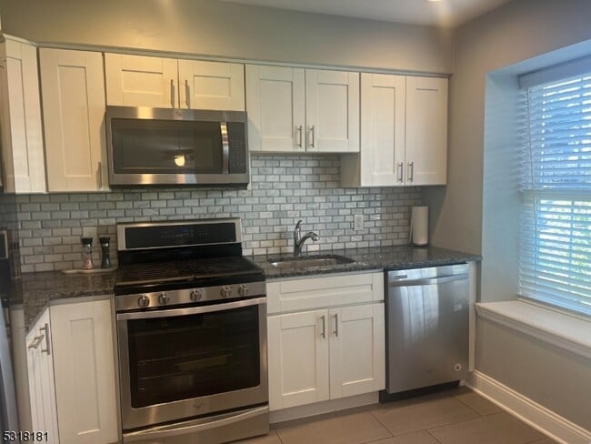 Building Photo - 551 Clubhouse Ct