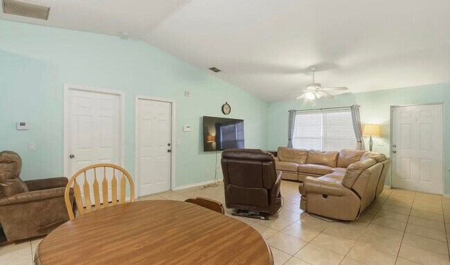 Foto del edificio - 726 SW Bond Rd