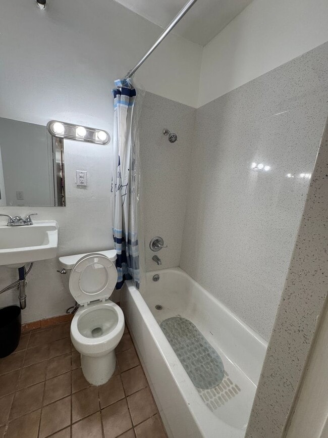Building Photo - Modern Private Room with Attached Bath in ...