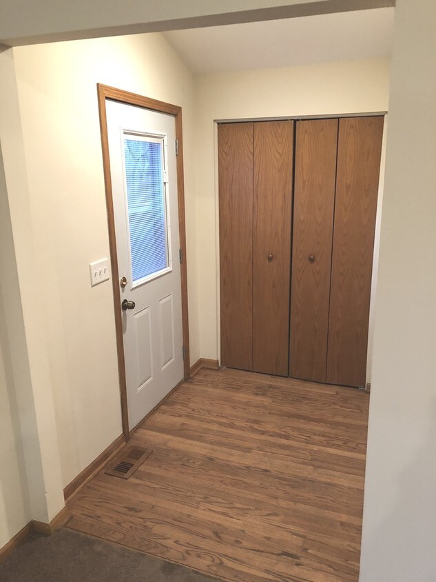 521 Elaine Terrace, Lakemoor, IL 60051 House Rental in Lakemoor, IL