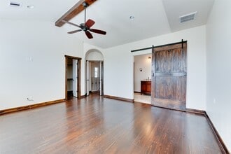 Building Photo - 905 W 22nd St