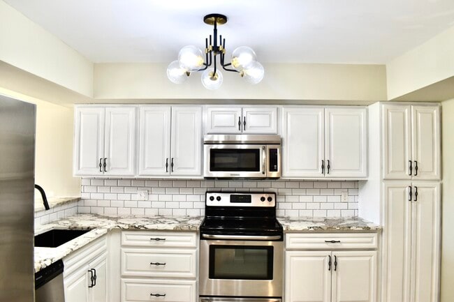 Building Photo - 6040 Glendale Dr