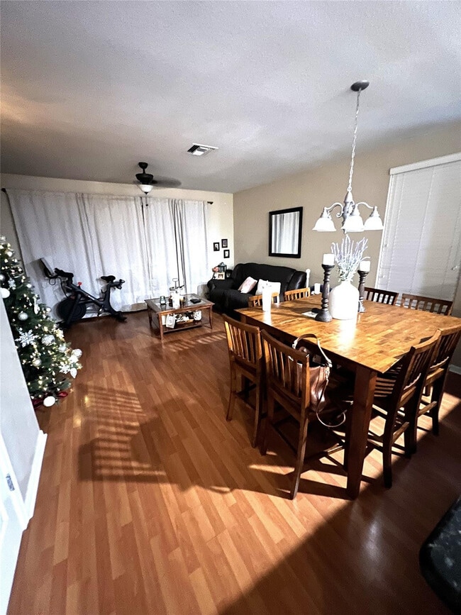 Building Photo - 9675 Lago Dr