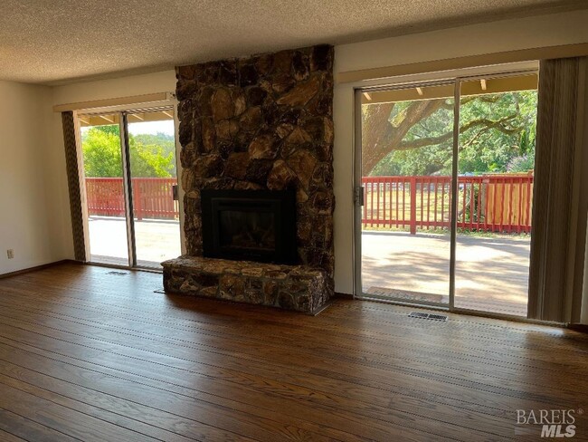 Building Photo - 2455 Vineyard Rd