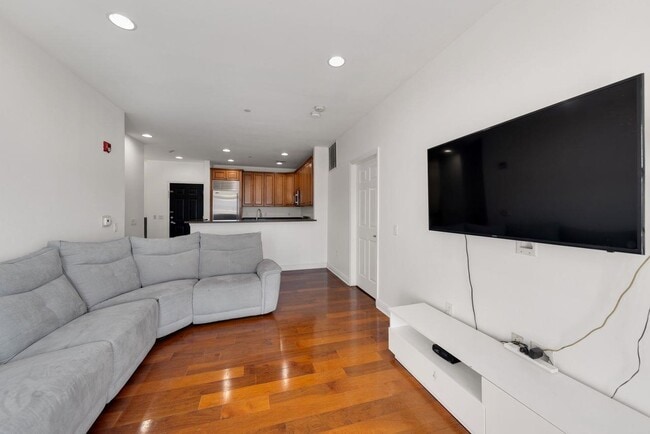 Foto del edificio - 7400 River Rd