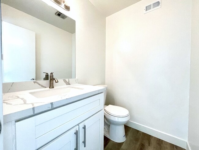 Foto del edificio - Fully Remodeled Fire Mtn. Townhome w/ Garage!