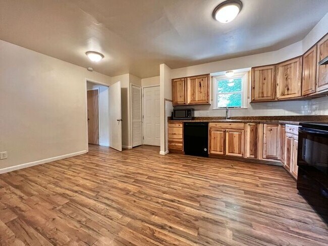 Foto del edificio - Spacious 3 Bed 2 Bath House in Central For...