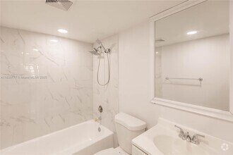 Building Photo - 4152 Inverrary Dr