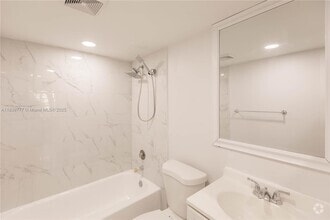 Building Photo - 4152 Inverrary Dr