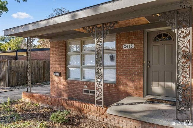 Building Photo - 2418 Hampstead Ln