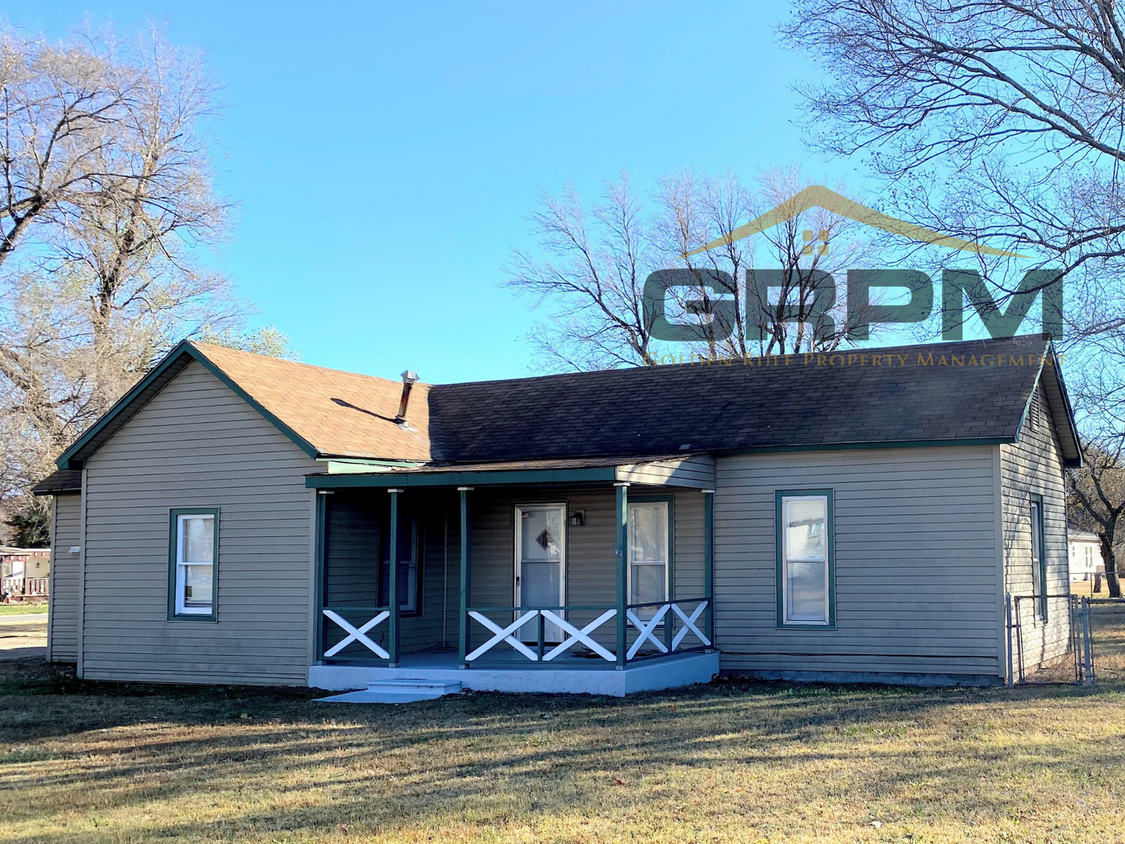 Primary Photo - 2 Bedroom Home With Fenced in Yard