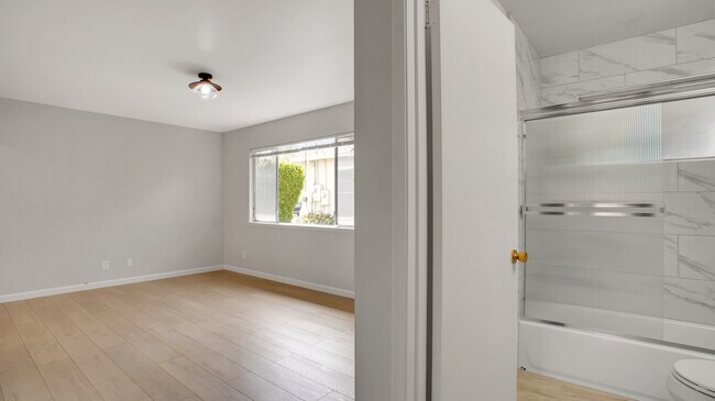 Building Photo - 352 Tyrella Ave